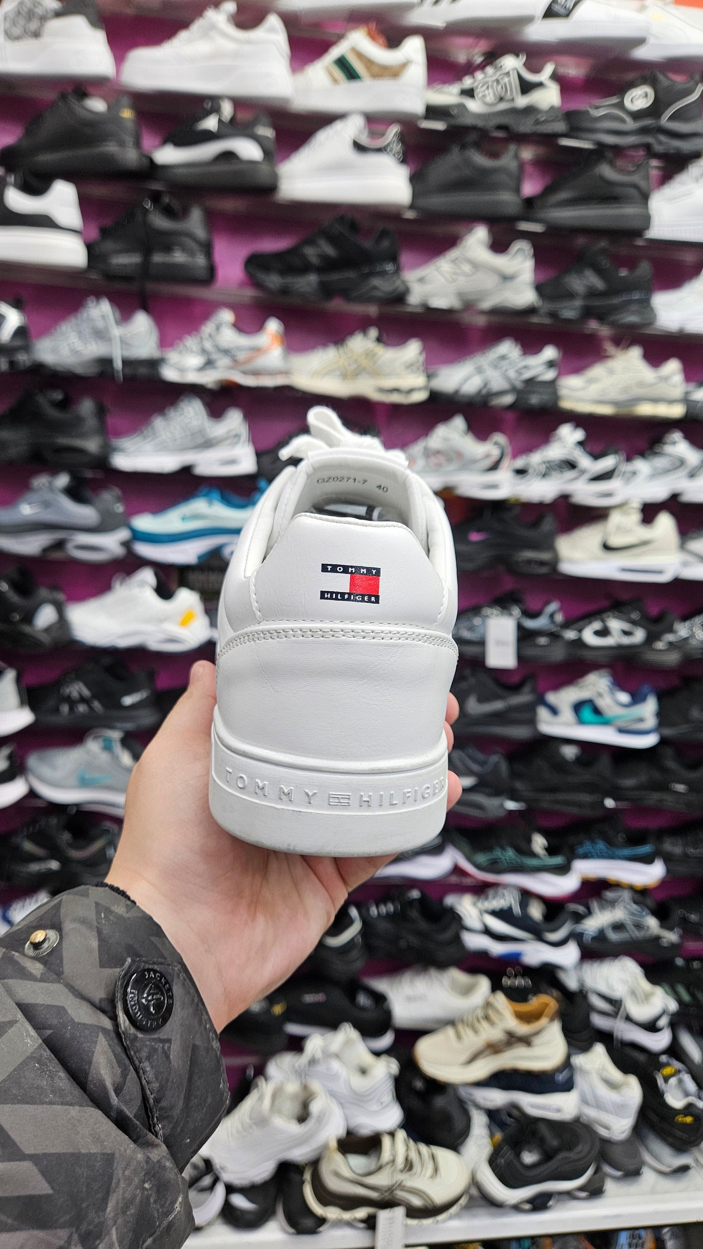 Tommy Hilfiger.