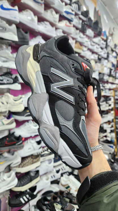 New Balance 9060, dans le coloris "Black Castlerock Rain Cloud"