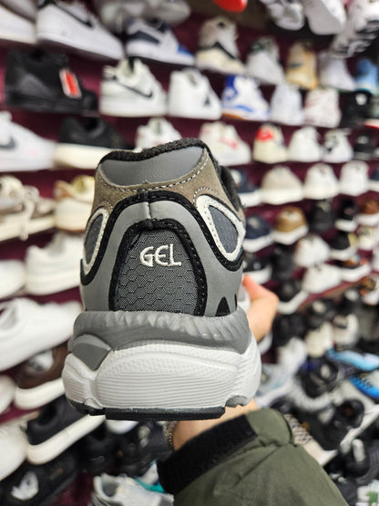 ASICS Gel brown