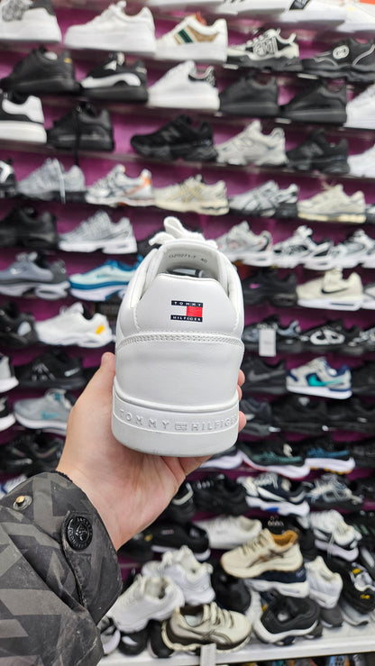 Tommy Hilfiger.