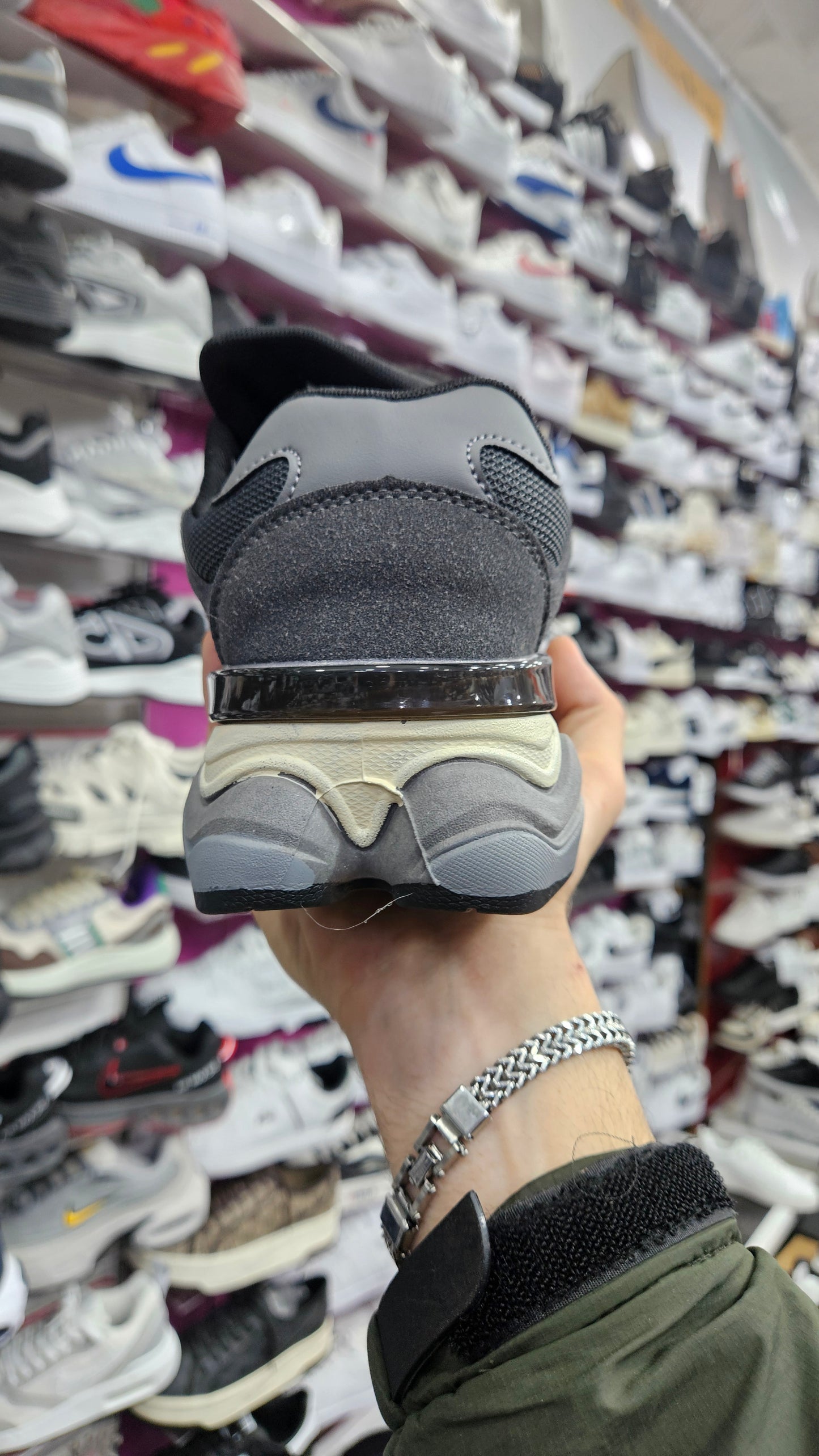 New Balance 9060, dans le coloris "Black Castlerock Rain Cloud"