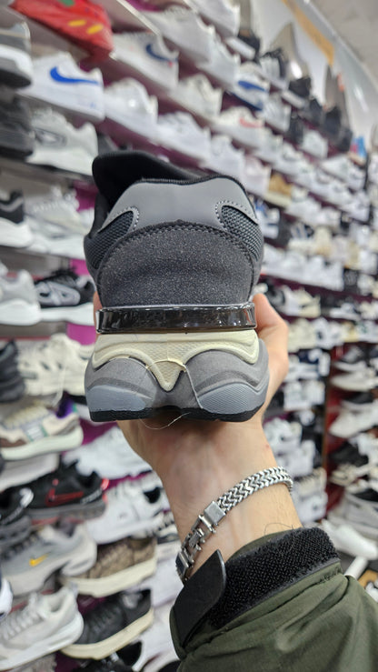 New Balance 9060, dans le coloris "Black Castlerock Rain Cloud"