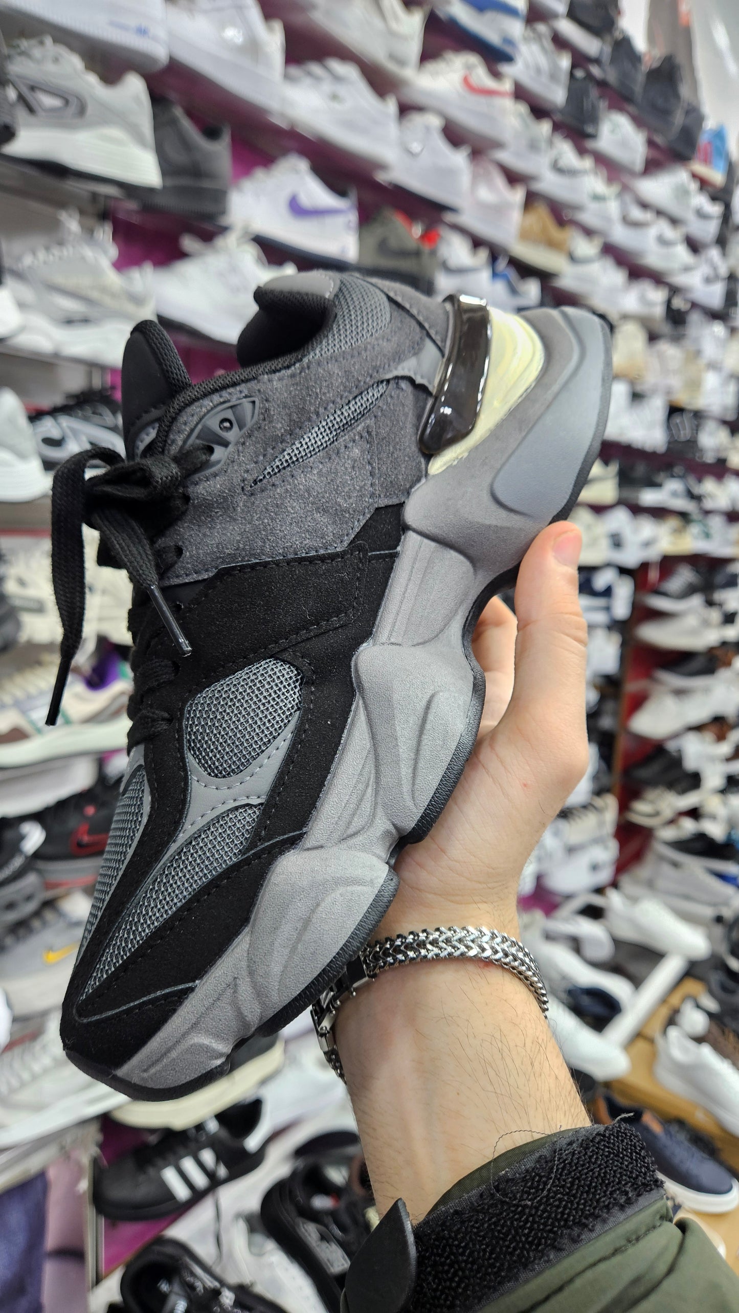 New Balance 9060, dans le coloris "Black Castlerock Rain Cloud"