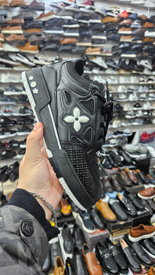 Louis Vuitton Trainer Style – Black/White