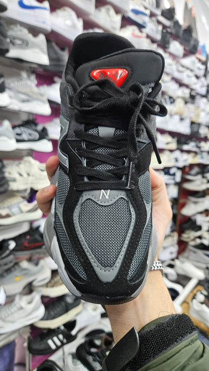 New Balance 9060, dans le coloris "Black Castlerock Rain Cloud"